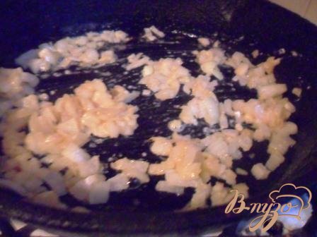 Разогреть расительное масло в сковороде, репчатый лук на нём обжарить. Присыпать иукой и немного подрумянить.