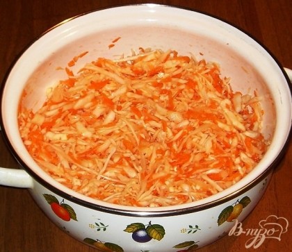 Пошинковать капусту, морковку натереть на крупной терке.Добавить сол, сахар   и все помять руками до появления сока.