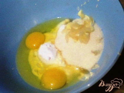 Сметану, сахар, яйцо, соду, сгущеное молоко, муку - все смешать в однородную консистенцию. Из этого теста выпечь два светлых коржа и оставить на третий - темный.