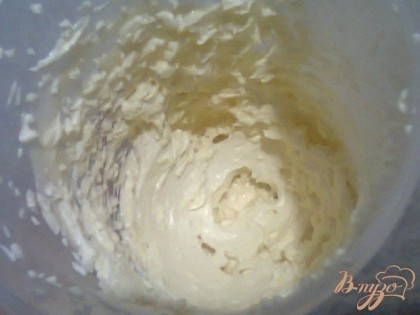 Пока коржи "отдыхают" приготовим крем.Масло и остатки сгущеного молока взбить в кремкую массу. На это у вас уйдет времени примерно 5-10 мин.
