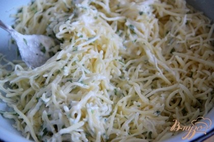  Начинка: сыр натереть на крупной терке, добавить измельченный чеснок и сметану, перемешать.