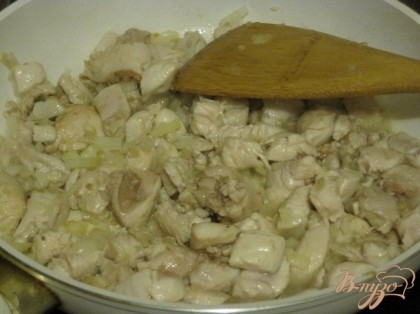На разогретой сковороде быстро обжарить филе с луком. Выкладываем в форму на капусту.