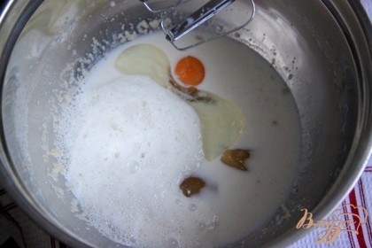 Миксером смешать с молоком яйцо,мед,соль,растительное масло,тыкву и соду, гашенную уксусом.