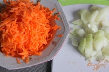 Нарезать очищенный лук и натереть морковь.