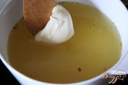 В бульон добавить плавленный сыр, мешать, помешивая, до расстворения и лёгкого кипения, а в это время...