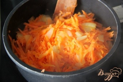 Разогреть масло и пассеровать до мягкости и прозрачности   сначала лук(не зажаривать!!!), потом добавить морковь и протушить ещё 1-2 мин., помешивая.