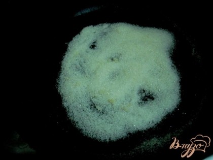 Желательно на чугунной сковороде растопить 1 ст. лож. масла и 2 ст. ложки сахара. В этой смеси слегка обжарить ломтики персика.
