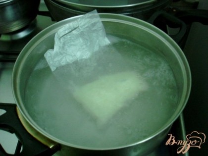 Пакетик риса отвариваем в кипящей воде, в течении 18-20 минут.