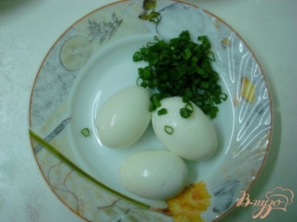 Два яйца и основную часть лука внесём в салат.