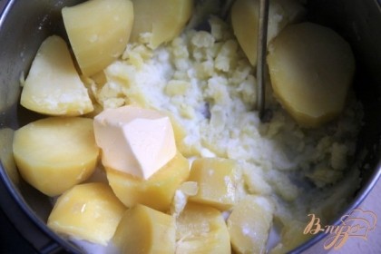 Готовый отварной, процеженный картофель размять и добавить масло, тёплое молоко, сделать пюре и отложить в сторону 2-3 ст.л.