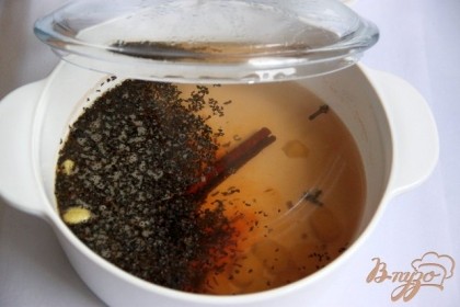 Добавьте чёрный чай (сушеный, качественный) в кастрюлю с ароматными специями, дайте ему раскрыться вместе с ароматами пряностей всего лишь на 2-5 минут (время будет зависеть от Вашего желания интенсивности живительного напитка...)!