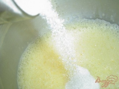 Яйца немного взбиваем миксером, а затем добавляем сахар и ванильный сахар, взбиваем в течении одной минуты.