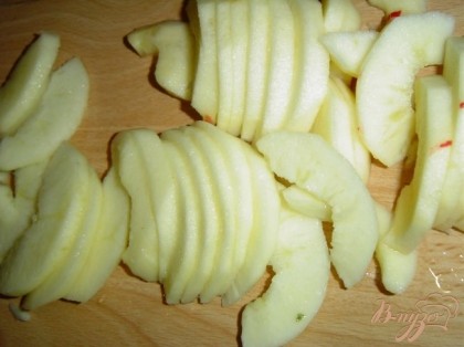 Яблоки очищаем, удаляем сердцевины, нарезаем тонко. Орехи измельчаем. Клубнику моем, обсушиваем и удаляем плодоножки.