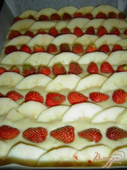 Яблоки и клубнику укладываем сверху на тесто, слегка вдавливая, (Можно использовать любые фрукты или ягоды.)