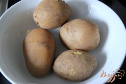 Параллельно отварить картофель  в мундире, в хорошо посоленной воде.