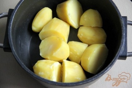 Картофель очистить залить кипящей водой, посолить и варить 10 мин. Воду сцедить и оставить картофель немного остыть.В это время очистить лук и нарезать полукольцами. Вынуть из морозилки броколи.