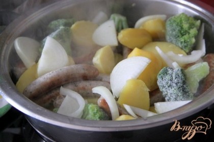Добавить картофель, нарезанный толстыми кусочками (по 2 см), лук и броколи (можно взять др.овощи). Жарить, периодически помешивая, 10 мин.