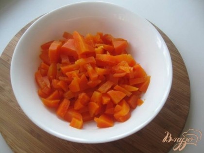 Картофель, морковь и свеклу отвариваем.  Нарезаем кубиком морковь.