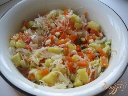 Перемешиваем морковь. картофель, лук, огурец и капусту. Заправляем маслом и солим.