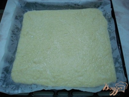 На противень застелить пекарскую бумагу и вылить кабачковую массу.Выпекать 35-40 минут.при температуре 200*