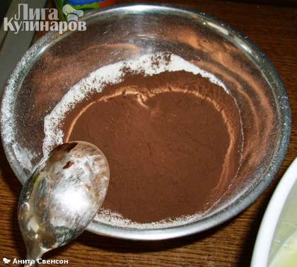 для шоколадного бисквита просеиваем в миску какао, муку, крахмал и разрыхлитель