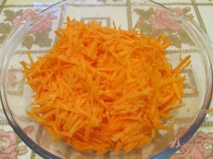 Две морковки среднего размера очистить и натереть на крупную терку.