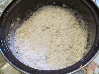 В миске или кастрюле перемешать сахар, муку, хлопья и кокосовую стружку.
