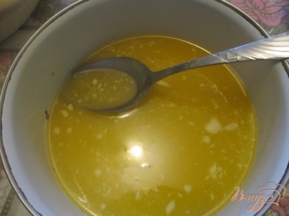 В отдельной посуде растопить масло и мед.