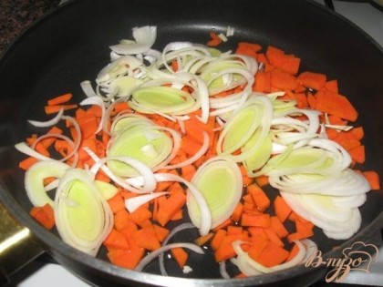 Лук порей и морковь режем и припускаем на растительном масле на сковороде.