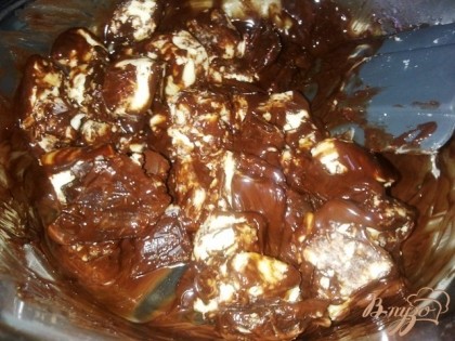 Шоколад (170 г) наломать на кусочки, положить в миску и поставить на водяную баню.К шоколаду добавить нарезанное кусочками сливочное масло. Растопить шоколад с маслом до однородности, помешивая.
