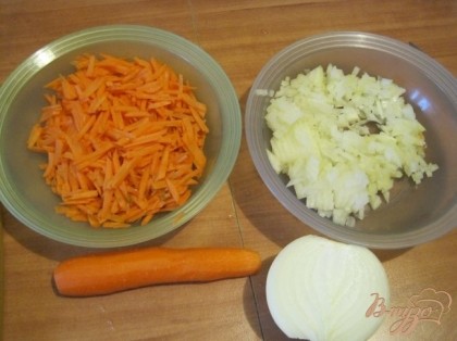Берем емкость, предназначенную для микроволновки. Мелко режем лук. Морковь и капусту нарезаем соломкой.