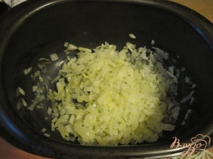  В емкость налить 2стл масла и потушить в печке без крышки на 1000 ватт – 3 минуты, лук  должен стать прозрачным.