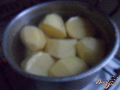 Картофель очистить, отварить в подсоленной воде до готовности.