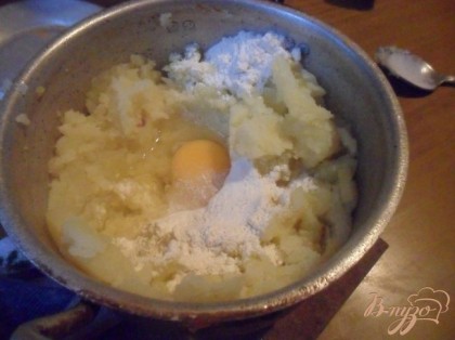 Картофель размять в пюре. Добавить яйцо, муку, хорошо перемешать.