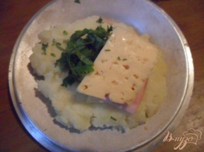 На столе (руке) сформовать картофельную лепёшку. Выложить ветчину, сыр, немного зелени, сформовать котлету.