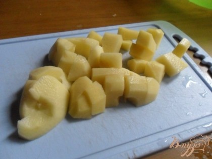 Довести до кипения 2,5 л воды. Овощи вымыть, обсушить.Картофель очистить, нарезать кубиками.
