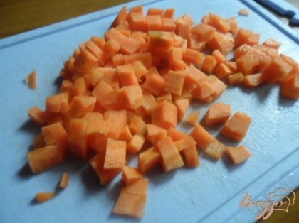 Морковь очистить, нарезать кубиками со стороной 0,5 см. Морковь и картофель положить в кипящую воду. Довести до кипения и уменьшить огонь.