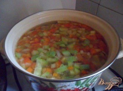 В кастрюлю к овощам добавить фрикадельки и пережарку со сковороды. Посолить. Положить лавровый лист. Варить до готовности картофеля.