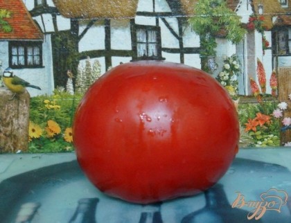 У помидоры разрезать на крест кожицу и окунуть его на 1 минуту в кипяток. Кожицу снять.