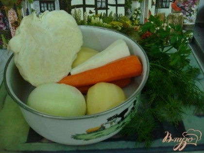 картофель, капусту, лук, морковь и петрушку отварить целиком в бульюне.Готовые вынуть.
