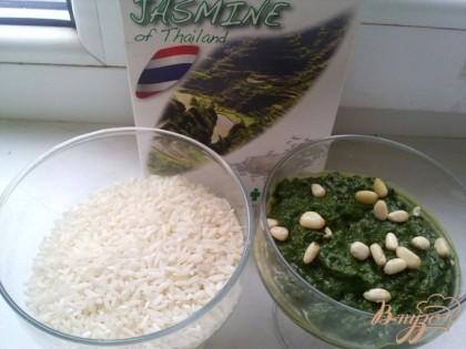 Для этого я использовала таиландский рис Жасмин и соус Песто из рукколы и базиликассылка на соус  http://vpuzo.com/zakuski/holodnye-zakuski/5544-sous-pesto-s-rukkoloy.html