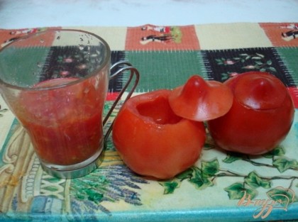 У помидоров отрезать крышечки, вынуть ложечкой средину, она пригодится в борщ.