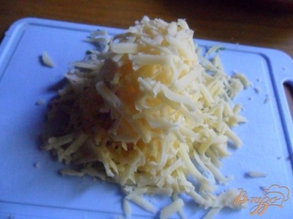 Костромской сыр натереть на мелкой тёрке, паррмезан - на самой крупной..