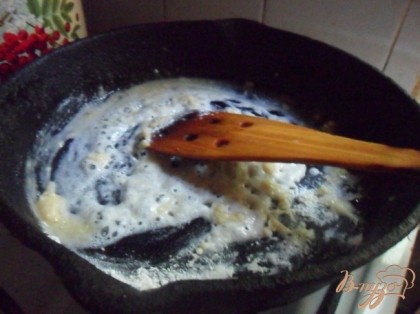 Прогреть в сковороде сливочное масло (половину нормы) и спасеровать просеянную мукудо золотистого цвета.