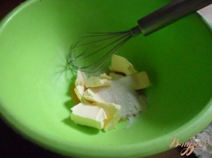 Масло (чуть мягковатое)смешать с сахаром и одним желтком, 1 ст.л. воды.
