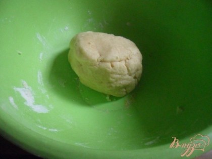 Просеять муку с разрыхлителем. Добавить в муку яично-масляную смесь и замесить тесто. Тесто скатать в шар и убрать в холодильник на 30 минут.