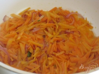 На разогретом масле обжарить быстро лук, добавить морковь.