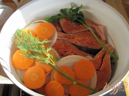 Завершает нашу "шубу" слоем лука и моркови. Добавляем соль, перец, зелень и ломтик лимона.