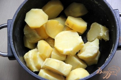 Очистить, нарезать крупными дольками картофель и отварить его в подсоленой воде.