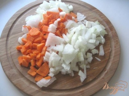 Морковь и лук порезать и положить к желудкам.